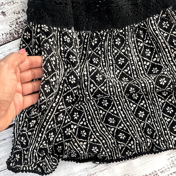 Angie Black and White Boho  Patterned Women's Shorts size Large - Picture 5 of 6